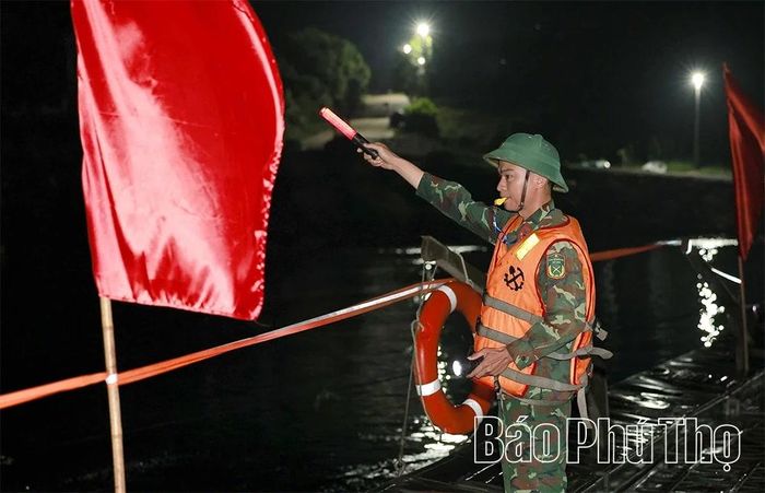 Tín hiệu đèn giúp các lực lượng điều chỉnh độ căng của dây cáp, giữ cầu phao luôn thẳng trên mặt sông.