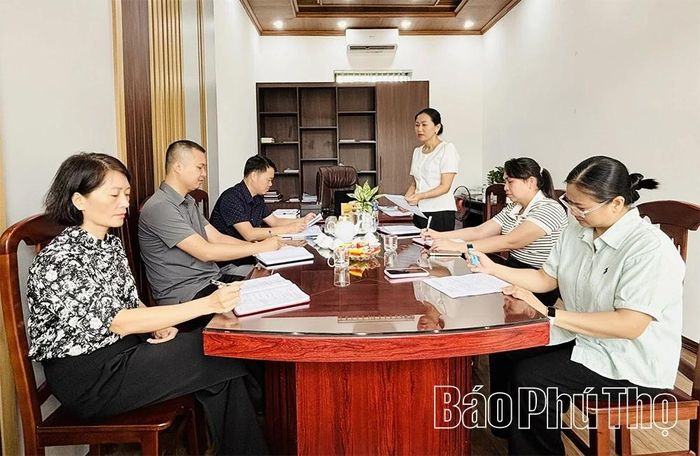 Cán bộ Ban Xây dựng Đảng phường Tân Hòa rà soát chất lượng cán bộ để có căn cứ tham mưu cho Đảng ủy phường triển khai các nội dung Nghị quyết 27.