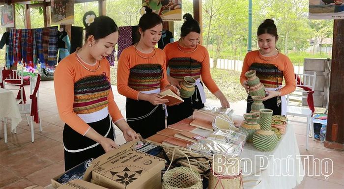 Đồng bào dân tộc Thái, xã Mai Hạ giới thiệu sản phẩm thủ công mỹ nghệ truyền thống tại Giỗ Tổ Hùng Vương - Lễ hội Đền Hùng và Tuần Văn hóa - Du lịch Đất Tổ năm Bính Ngọ 2026.