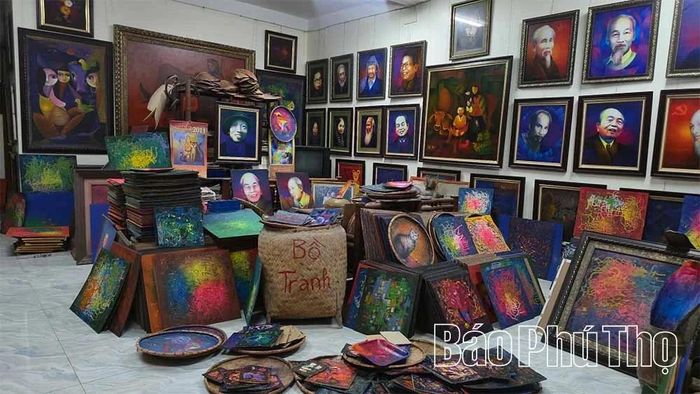 Một góc không gian triển lãm tranh của họa sĩ Hoàng Trúc tại nhà riêng.