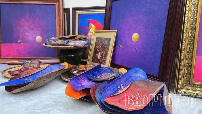 Những bức tranh được vẽ trên mo cau.