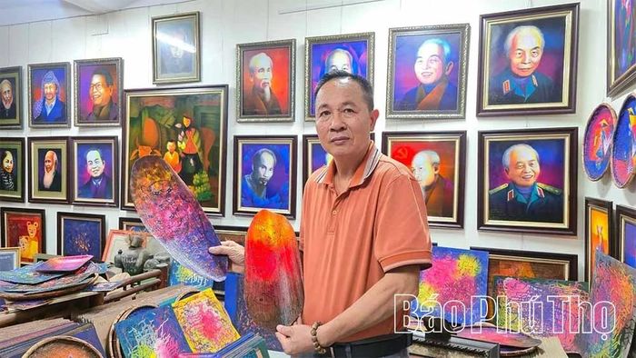 Hai bức tranh vẽ trên mo cau vừa được họa sĩ Hoàng Trúc hoàn thành.