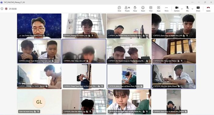 Các thí sinh THPT trên địa bàn tỉnh tham dự kỳ thi bằng hình thức trực tuyến.