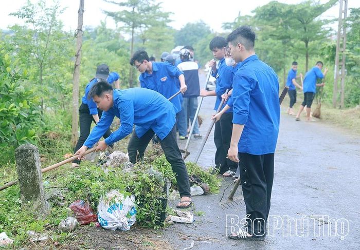 Hưởng ứng lễ ra quân, các đoàn viên thanh niên tham gia các hoạt động vệ sinh môi trường, xóa điểm đen ô nhiễm.