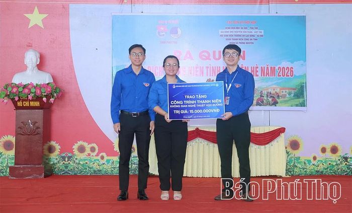Trường Đại học Lao động - Xã hội trao biển hỗ trợ xây dựng thiết chế vui chơi dành cho thanh thiếu nhi tại địa phương.