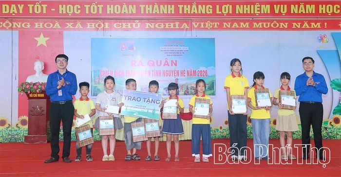 Ban Thường vụ Tỉnh đoàn và các nhà tài trợ, các đơn vị trao tặng 15 xe đạp, 10 suất học bổng cùng nhiều phần quà ý nghĩa cho học sinh có hoàn cảnh khó khăn vươn lên trong học tập.