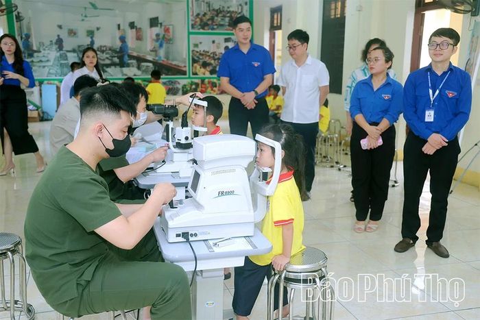 Các em học sinh được tuyên truyền kiến thức, kỹ năng về phòng, chống đuối nước và khám sàng lọc tật khúc xạ, tư vấn điều trị miễn phí.