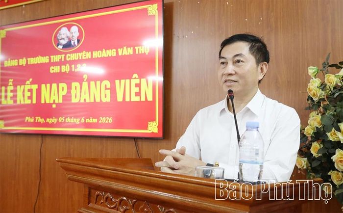 Bí thư Đảng ủy Trường THPT Chuyên Hoàng Văn Thụ, Bùi Văn Đường phát biểu tại buổi lễ.