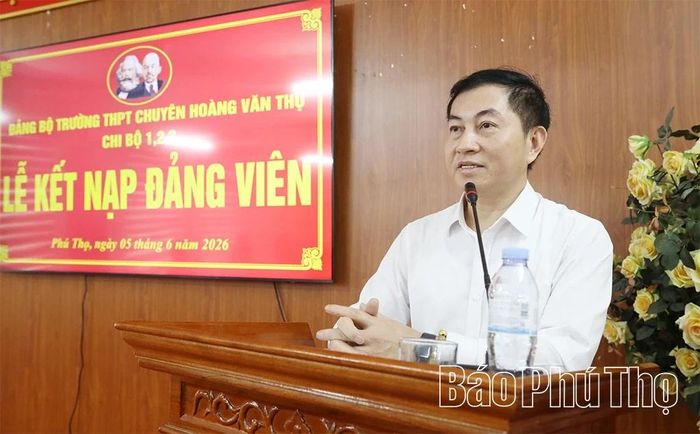 Bí thư Đảng ủy Trường THPT Chuyên Hoàng Văn Thụ, Bùi Văn Đường phát biểu tại buổi lễ.