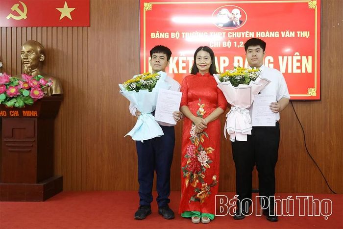 Các chi bộ tặng hoa chúc mừng các đảng viên mới.