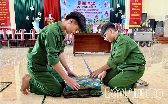 Các em được hướng dẫn nội vụ gập chăn màn.