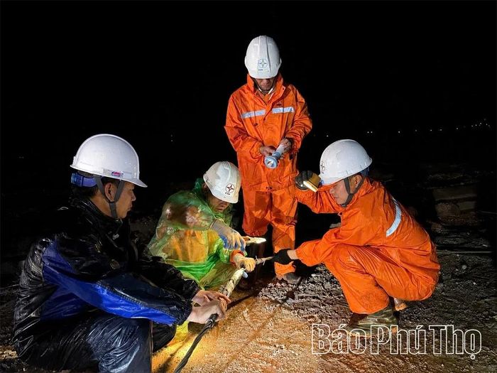 Cán bộ, nhân viên Điện lực Mai Châu khắc phục khó khăn về thời tiết nhanh chóng xử lý sự cố.