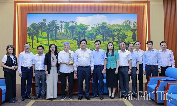 Chủ tịch UBND tỉnh Trần Duy Đông và các đại biểu chụp ảnh lưu niệm cùng Tập đoàn Balcom.