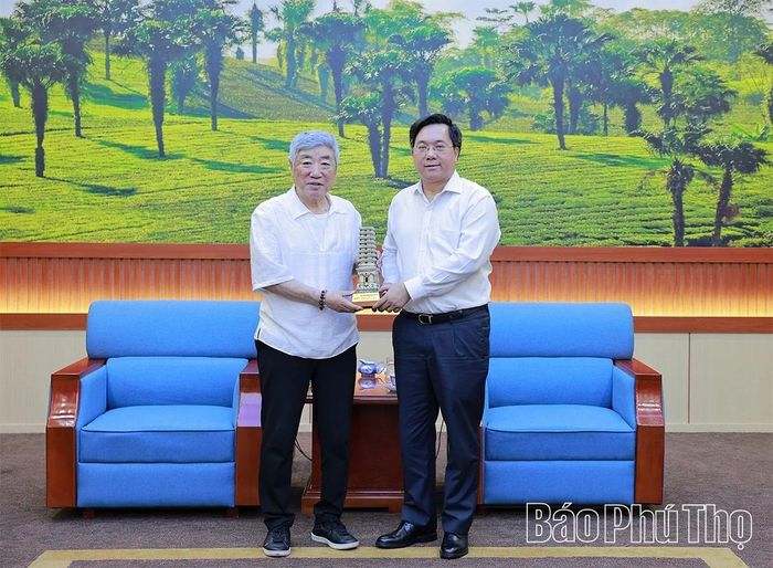 Chủ tịch UBND tỉnh Trần Duy Đông trao quà lưu niệm tặng lãnh đạo Tập đoàn Balcom.