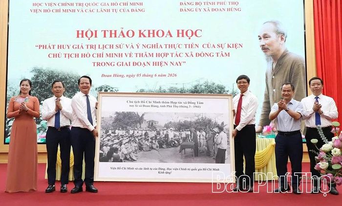 Viện Hồ Chí Minh và các lãnh tụ của Đảng tặng bức tranh Chủ tịch Hồ Chí Minh thăm Hợp tác xã Đồng Tâm cho xã Đoan Hùng.