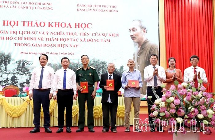 Trưởng Ban Tổ chức Tỉnh ủy Bùi Đình Thi tặng quà, thăm hỏi các nhân chứng lịch sử.