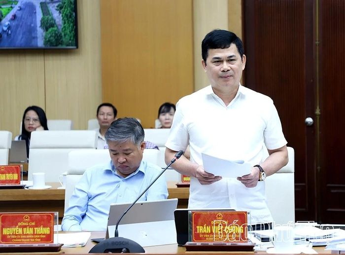 Lãnh đạo các sở, ngành báo cáo, thảo luận tại hội nghị.