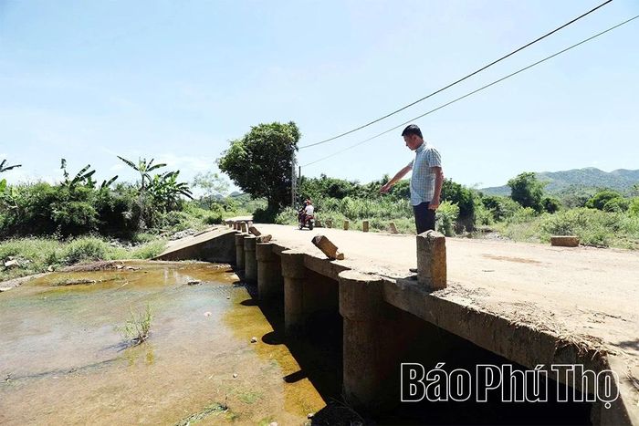 Cán bộ Phòng Kinh tế xã Cao Phong khảo sát công trình giao thông xuống cấp tiềm ẩn nguy cơ mất an toàn trong mùa mưa bão.