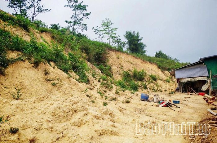 Khu vực tiềm ẩn nguy cơ sạt lở tại hộ gia đình ông Bùi Văn Hiện, xóm Thiều Nau.