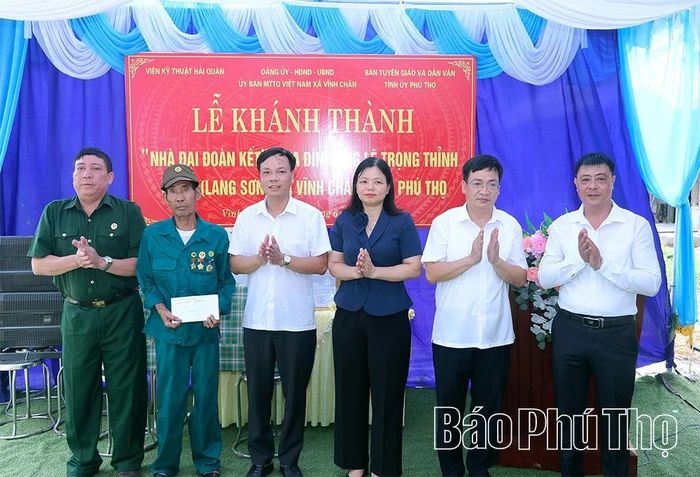 Đại diện lãnh đạo xã Vĩnh Chân và các tổ chức, đoàn thể trao quà hỗ trợ gia đình ông Lê Trọng Thỉnh.