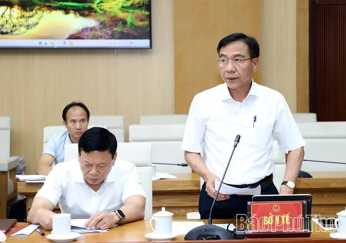 Đồng chí Lê Hồng Trung - Giám đốc Sở Y tế báo cáo kế hoạch đầu tư công trung hạn giai đoạn 2026 - 2030 thuộc lĩnh vực ngành quản lý.