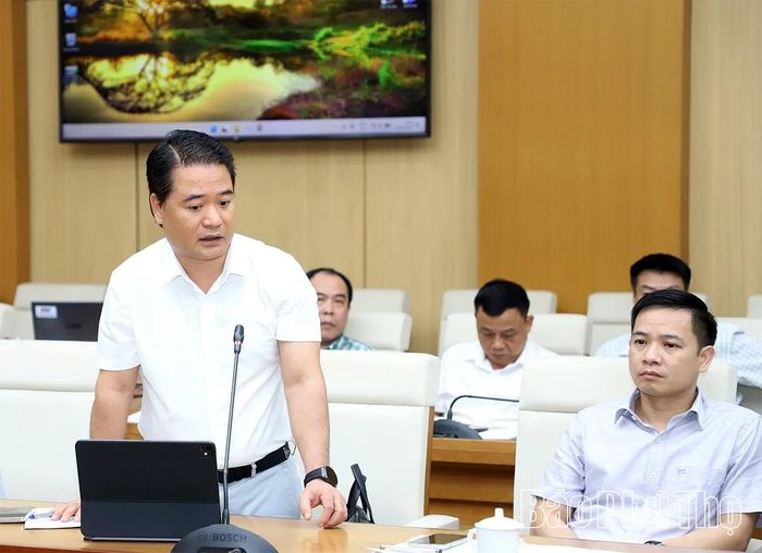Đại diện các trường học, bệnh viện báo cáo tại hội nghị.