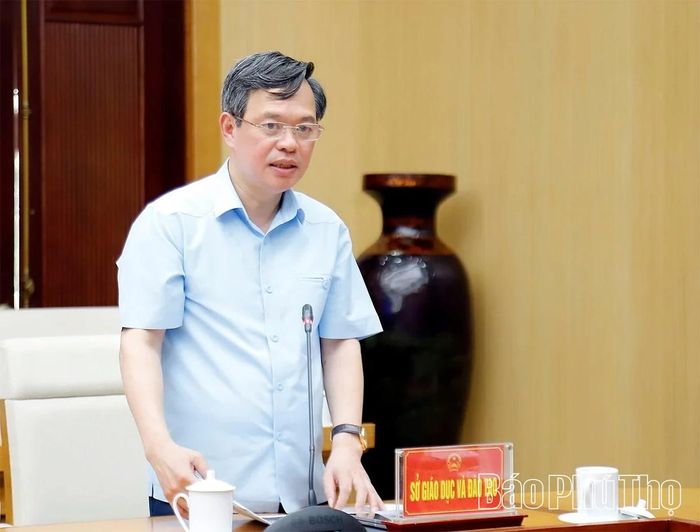 Đồng chí Trịnh Thế Truyền - Giám đốc Sở Giáo dục và Đào tạo trình bày dự thảo kế hoạch đầu tư công trung hạn trong lĩnh vực giáo dục.