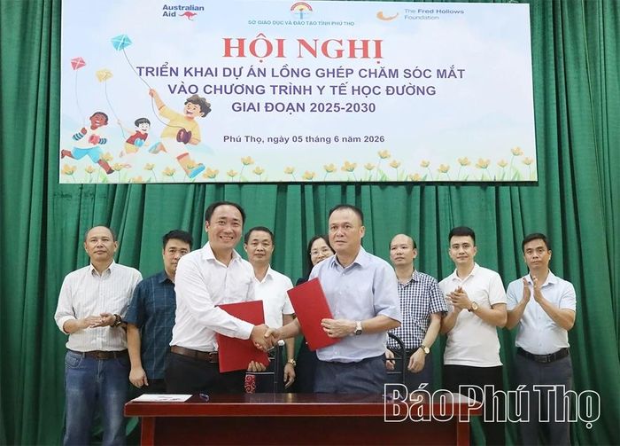 Đại diện Ban Quản lý Dự án và Quỹ Fred ký thỏa thuận hợp tác Hollows.