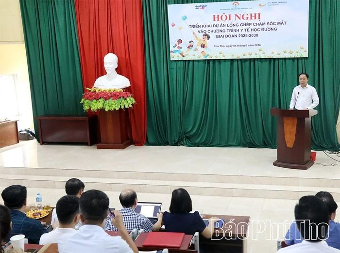 Đại diện Quỹ Fred Hollows tại Việt Nam trao đổi các nội dung trọng tâm, cơ chế phối hợp và những vấn đề cần lưu ý trong quá trình thực hiện dự án.