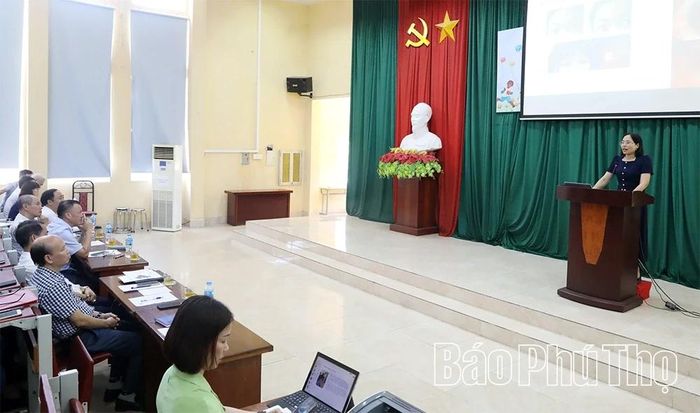 Đại diện tổ chuyên gia chăm sóc mắt báo cáo tình hình tật khúc xạ học đường và đề xuất các biện pháp phòng ngừa, can thiệp.