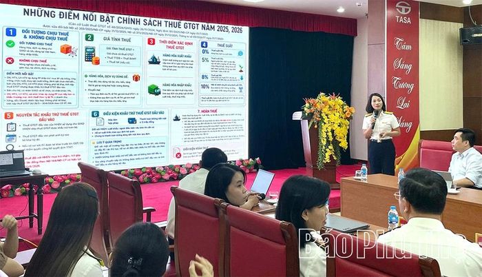 Cán bộ Thuế tỉnh Phú Thọ giải đáp chính sách, thủ tục hành chính thuế tại hội nghị.