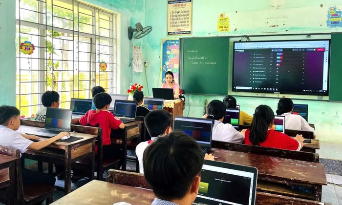 Cùng với đổi mới phương pháp dạy học, nhà trường cũng đẩy mạnh ứng dụng công nghệ thông tin, chuyển đổi số vào giảng dạy - Ảnh: T.A