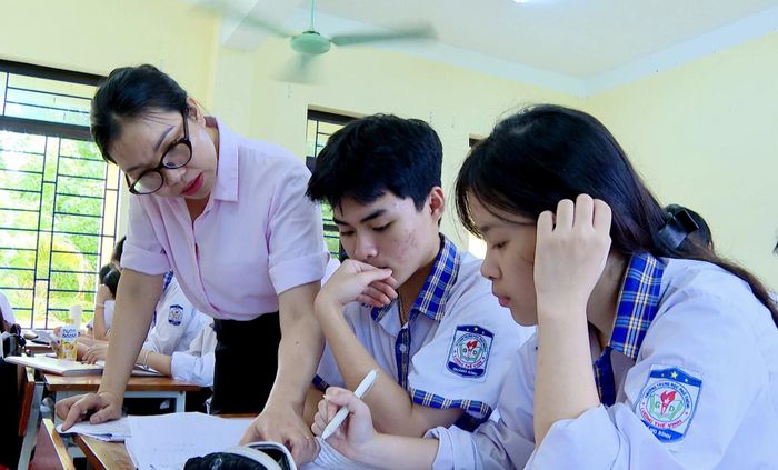 Giáo viên Trường THPT Lương Thế Vinh vừa hướng dẫn ôn tập vừa động viên học sinh tự tin bước vào kỳ thi quan trọng - Ảnh: H.N