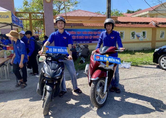 Đội hình “xe ôm miễn phí” tại kỳ thi tuyển sinh vào lớp 10 THPT năm học 2026-2027 sẽ tiếp tục được triển khai tại kỳ thi tốt nghiệp THPT năm 2026 - Ảnh: H.N