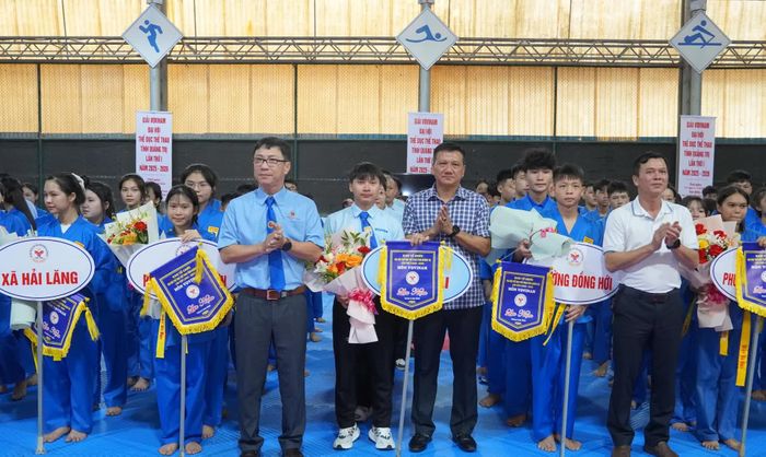 Ban Tổ chức tặng hoa, cờ lưu niệm cho các đoàn tham gia giải - Ảnh: N.H