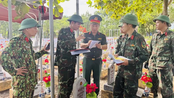 Tất cả các phần mộ lấy mẫu phẩm đều được số hóa thông tin ngay tại hiện trường - Ảnh: M.T