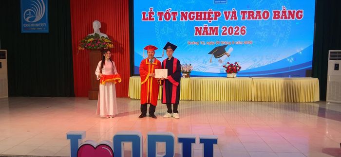 Trao bằng tốt nghiệp cho các tân cử nhân - Ảnh: H.Đ