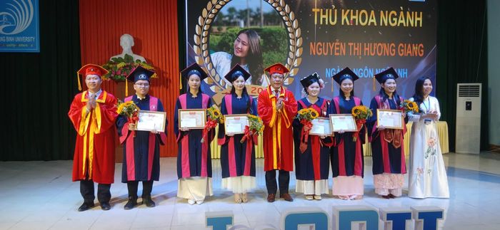 Khen thưởng các sinh viên tốt nghiệp thủ khoa ngành - Ảnh: H.Đ