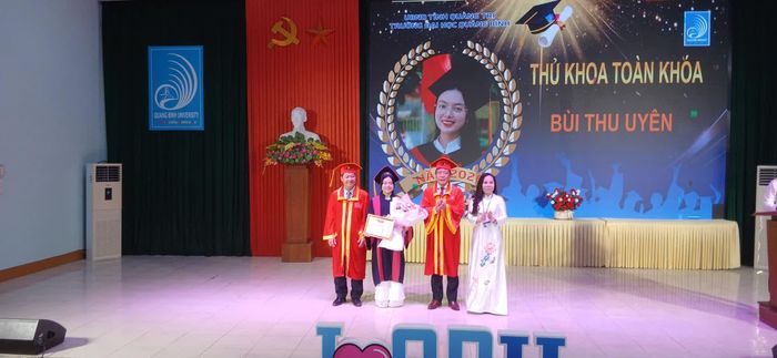 Khen thưởng sinh viên tốt nghiệp thủ khoa toàn khóa - Ảnh: H.Đ