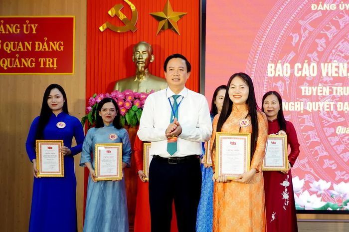 Đại diện lãnh đạo Đảng ủy các cơ quan Đảng tỉnh trao giải Nhất cho thí sinh - Ảnh: H.Tr