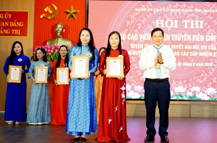 Đại diện lãnh đạo Ban Tuyên giáo và Dân vận Tỉnh ủy trao giải Nhì cho các thí sinh - Ảnh: H.Tr