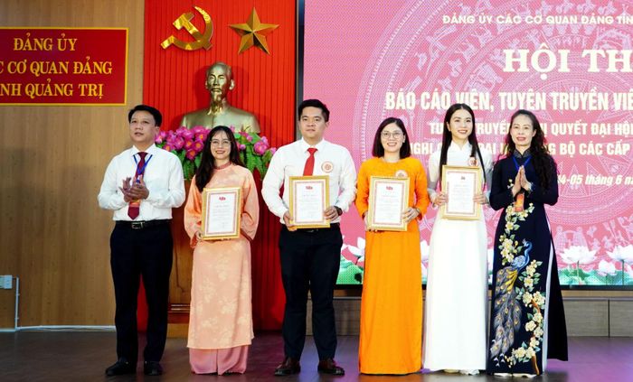 Đại diện Ban Tổ chức, Ban Giám khảo hội thi trao giải Khuyến khích cho các thí sinh - Ảnh: H.Tr