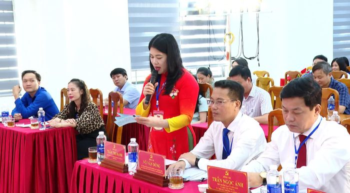 Ban Giám khảo đặt câu hỏi cho thí sinh - Ảnh: H.Tr