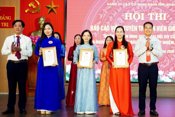 Đại diện Ban Tổ chức, Ban Giám khảo hội thi trao giải Ba cho các thí sinh - Ảnh: H.Tr