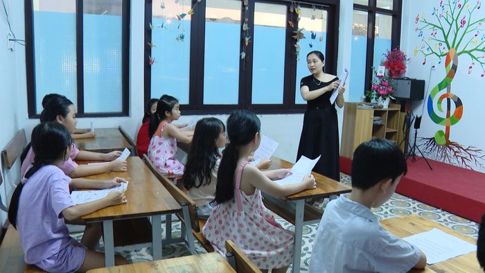 Lớp học vẽ ở cơ sở 2 của Trung tâm hoạt động Thanh nhi tỉnh Quảng Trị tại xã Cửa Việt - Ảnh: N.D