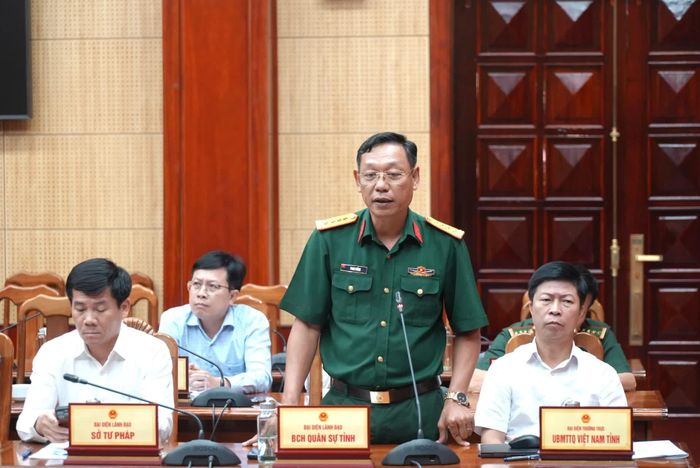 Đồng chí đại tá Phan Thắng, Chỉ huy trưởng Bộ Chỉ huy Quân sự tỉnh phát biểu tại phiên họp - Ảnh: T.Đ