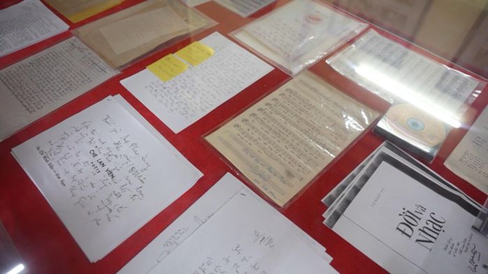 Một số bản thảo viết tay của nhà thơ Chế Lan Viên - Ảnh: A.T