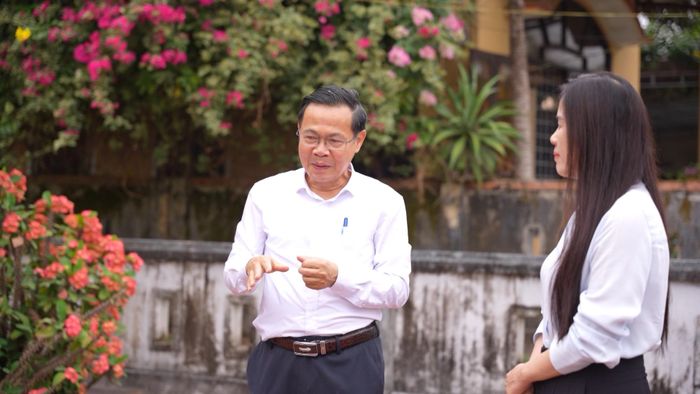 Ông Phan Văn Vĩnh (bên trái), cháu của nhà thơ Chế Lan Viên, chia sẻ về tình cảm của bà con làng An Xuân - Ảnh: A.T