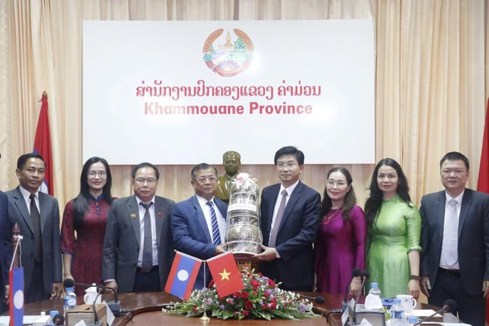 Đại diện hai đơn vị trao tặng những phần quà lưu niệm, thể hiện tình cảm gắn bó, chân thành và tin cậy lẫn nhau - Ảnh: Văn Tuyến
