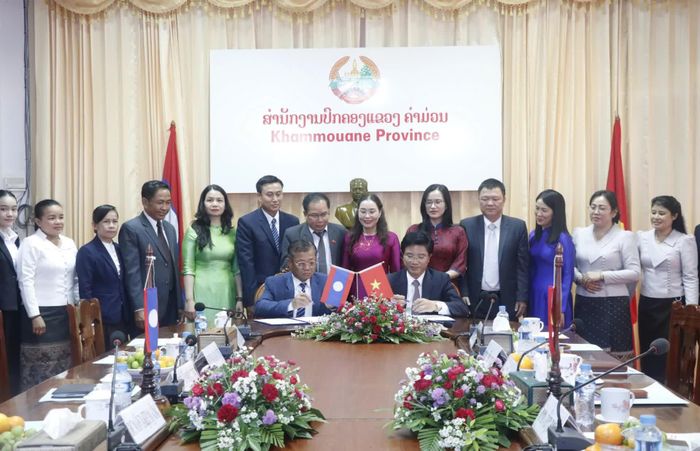 Đại diện lãnh đạo Ban Tuyên giáo và Dân vận Tỉnh ủy Quảng Trị cùng Ban Tuyên huấn tỉnh Khăm Muồn ký kết biên bản hợp tác - Ảnh: Văn Tuyến